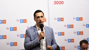 Europarlamentarul USR Vlad Gheorghe avertizează că noul program de guvernare propus de cabinetul Ciucă poate duce la sancţiuni europene: Prezenţa în guvern a celor care au contribuit la OUG13 nu este de bun augur pentru România