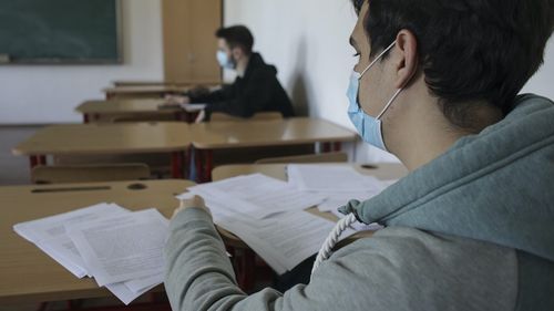 Opt elevi, eliminaţi pentru tentativă de fraudă la proba obligatorie a profilului din cadrul simulării examenului de bacalaureat