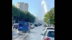 VIDEO Constanta: O conductă de apă, spartă într-o zonă centrală a orașului / Jetul de apă, izbucnit ca dintr-o arteziană, s-a înălțat peste 10 metri și a inundat întreaga zonă