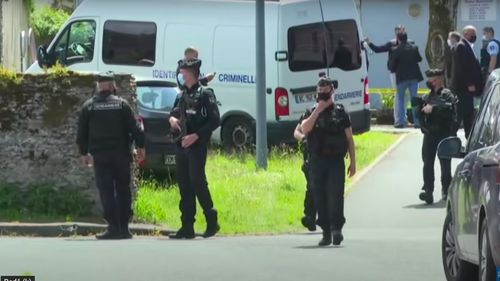 VIDEO Franța sub asediul infractorilor: O polițistă a fost înjunghiată de mai multe ori chiar în sediul poliției