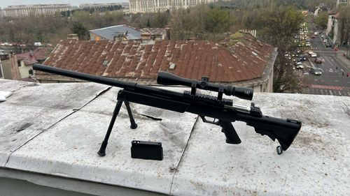 Polițiști și echipe de asalt ale SAS, mobilizați în urma unei sesizări despre un lunetist care se afla pe terasa unui bloc, nu departe de Parlament