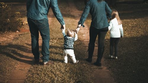 Propunere controversată a unei profesoare din Anglia: Nu mai faceți copii ca să stopăm schimbările climatice!