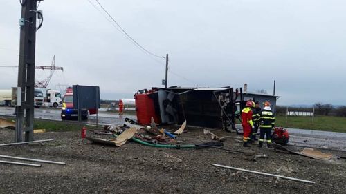 Suceava: O autocisternă încărcată cu motorină s-a răsturnat pe E85, pe raza localităţii Roşiori / Autocisterna cu apă care se deplasa la intervenție s-a răsturnat de asemenea