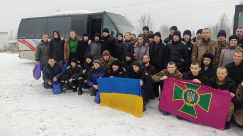 VIDEO Ucraina a primit înapoi 116 soldați în cadrul unui schimb de prizonieri de război cu Rusia / Printre militari se află „apărători de la Mariupol, partizani din Herson și lunetiști din vecinătățile orașului Bahmut”