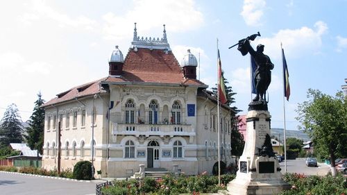 Ministrul Culturii: Clădirea Primăriei Urlaţi are o mare valoare arhitectonică şi trebuie salvată / „Un primar decuplat total de la ceea ce înseamnă grija pentru comunitate în întregul ei a decis să demoleze clădirea”