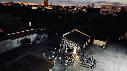 Primul cinematograf de bloc din România, deschis în cartierul Iosefin din Timișoara: Mă uitam pe un zid aici și m-am gândit ”ce fain ar fi un meci de fotbal cu vecini uitându-se la el”