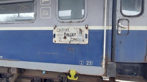 FOTO Am mers cu trenul 4 ore de la Constanța la Tulcea/ Ruta CFR de la mare în Deltă: Coji de semințe pe jos, geamuri blocate, o baie mizerabilă care nu se închide