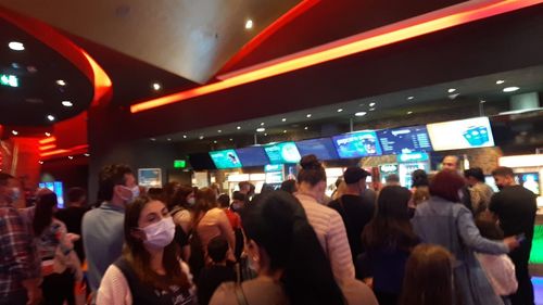 FOTO Aglomerație în mallurile din Capitală: pe o vreme mohorâtă, mii de bucureșteni s-au înghesuit în centrele comerciale pentru a sărbători 1 iunie