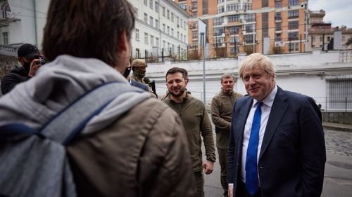 Boris Johnson i-a omagiat pe lucrătorii feroviari ucraineni, după ce a călătorit cu trenul din Polonia la Kiev / ”Aici vi se spune oamenii de fier. Acest lucru are legătură cu profesia dumneavoastră, dar reflectă mentalitatea dumneavoastră”