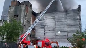 Tánczos Barna, despre incendiul de la Brazi: În hală este interzisă depozitarea deșeurilor medicale periculoase, iar incineratororul avea instalația oprită din ianuarie  / Firma Eco Burn, controlată de un apropiat al lui Sebastian Ghiță