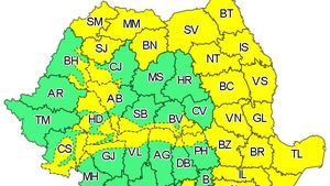 Cod galben de instabilitate atmosferică temporar accentuată în zone din 32 de judeţe