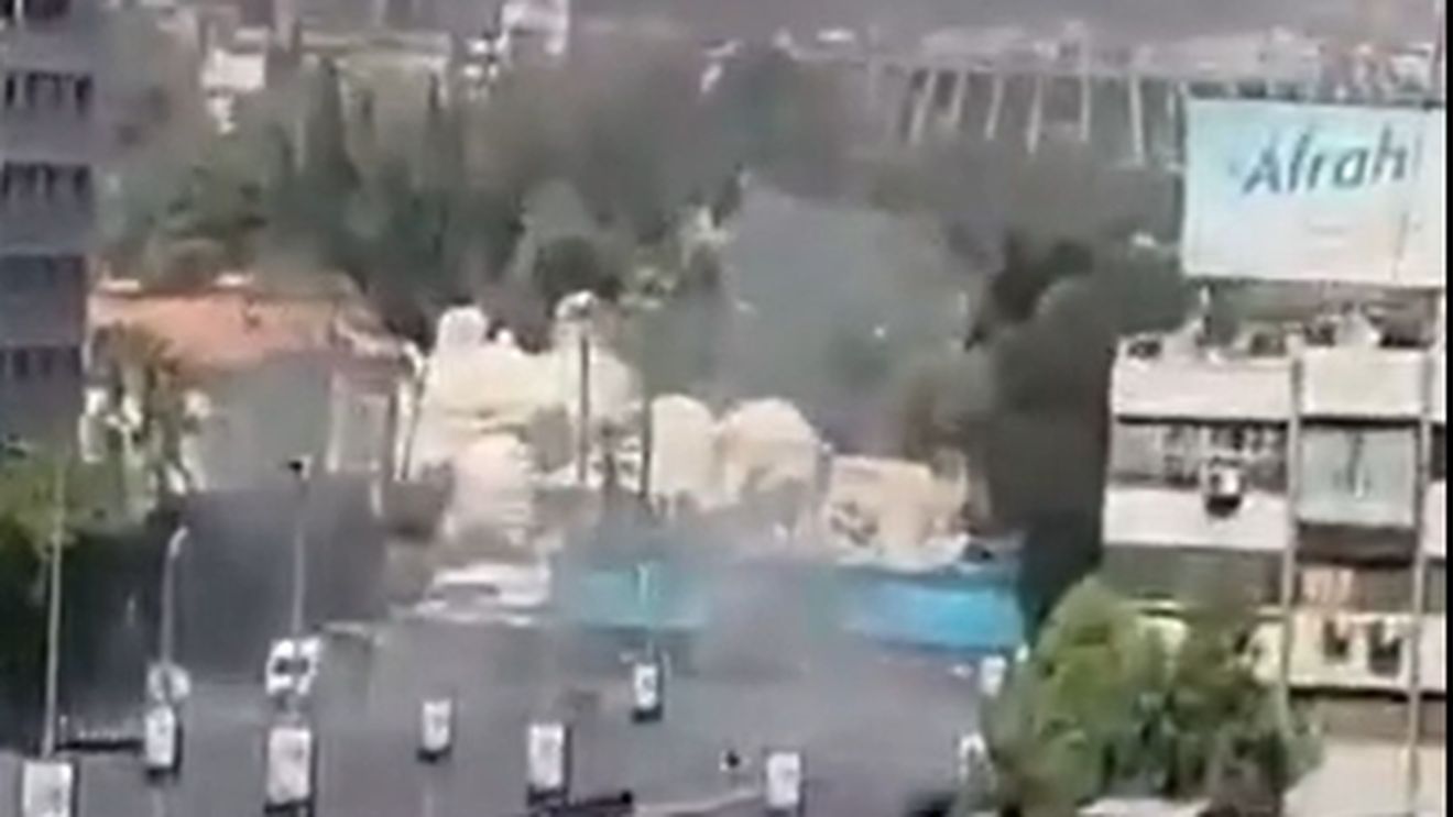 UPDATE VIDEO Dispozitiv exploziv detonat lângă hotelul din Damasc care îl găzduiește pe Macron în timpul vizitei sale în Siria / 18 răniți, inclusiv patru ofițeri de poliție