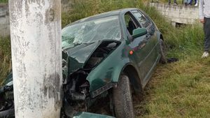 Doi adulți și doi copii au intrat cu mașina într-un stâlp dintr-o localitate din Sibiu