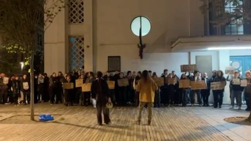 Zeci de studenți din Cluj-Napoca l-au primit cu proteste pe ministrul Daniel David: Hai afară, fuga e ușoară! / Ministrul – acuzat că a refuzat să iasă la discuții cu manifestanții din cauza ploii