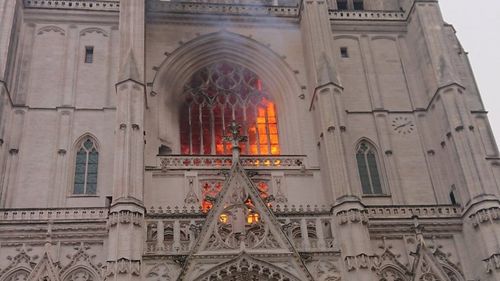 VIDEO Catedrala gotică din Nantes a fost cuprinsă de un incendiu puternic. Autorităţile tratează incidentul ca pe un act criminal