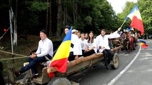 Sute de persoane, în pelerinaj la Satele Unite ale Sătmarului / ”Nu avem voie să abandonăm valorile şi bunul simţ ţărănesc”