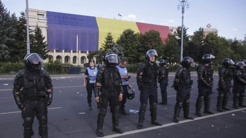 UPDATE Apel al Jandarmeriei: Vă rugăm să vă delimitaţi de grupurile care provoacă violenţa / Oamenii care protestează paşnic să se retragă din primele rânduri