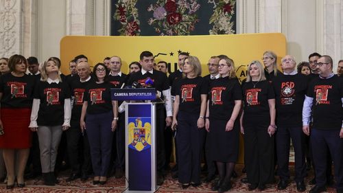 Parlamentarii AUR au purtat tricouri cu mesajul „Comunism cu faţă umană”, la începutul sesiunii parlamentare / Simion: AUR va vota împotriva propunerii de buget