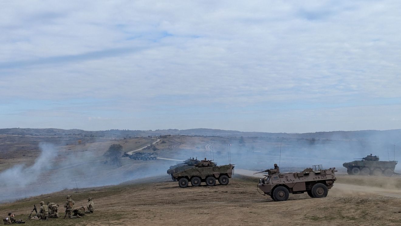 VIDEO Exercițiu militar NATO la Cincu cu opt țări aliate. Scenariul: Capul de pod al agresorului, eliminat de răspunsul aliaților bazat pe avioane americane F-16 și F-18, elicoptere Puma românești și tancuri franceze Leclerc