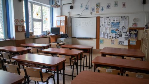 Zeci de profesori din Buzău, ieşiţi la pensie, au solicitat menţinerea în activitate în anul şcolar 2023-2024 / ”Pensionari pot veni în sistem pe posturile libere începând cu 1 septembrie”