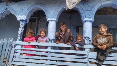 Premierul Bolojan, despre numărul redus de copii în școlile din mediul rural: Decât să avem clase la simultan, mai bine achiziționăm flote de microbuze, iar copiii să fie duși la centrul de comună sau în comuna alăturată