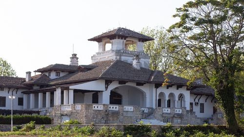 VIDEO Vizita Regelui Charles al III-lea, un moment bun pentru a aminti abandonarea Palatului Reginei Maria din Mamaia/ Revenit la Stat după o campanie de presă, monumentul ruinat a fost uitat între betoanele din stațiune/ Charles a amintit de Regina Maria și legătura cu Casa Regală britanică