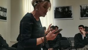 Fotografa canadiană care a surprins Timișoara anului 1990 revine după 35 de ani: „Aceasta este experiența mea, a unei persoane tinere care, fără să știe limba, a venit aici și a supraviețuit”