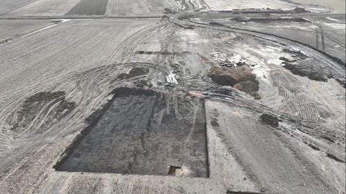 Autostrada Ploiești-Buzău : Un mormânt princiar din perioada migrațiilor a fost descoperit pe lotul 1 Ploiești-Mizil. Războinicul, îngropat cu tot cu cal și cu 100 de obiecte din aur