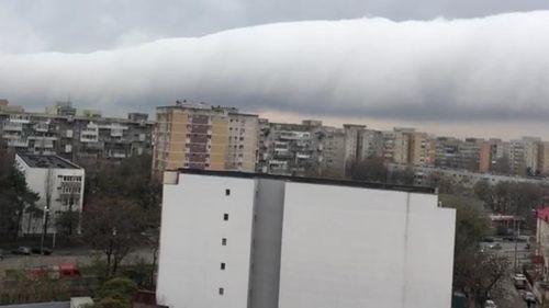 Explicațiile specialiștilor pentru norul cilindric uriaș apărut deasupra Bucureștiului: Se formează destul de simplu. Este ca un singur val la suprafața mării, dar în acest caz în atmosferă