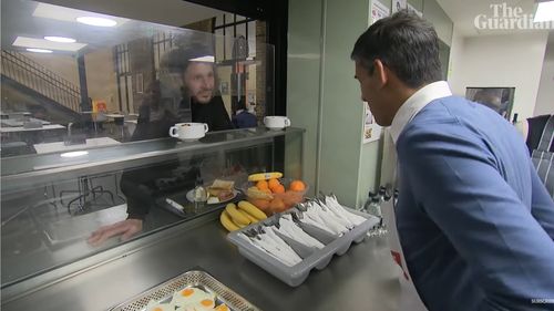 VIDEO Premierul Rishi Sunak, criticat după ce a întrebat un om al străzii dacă lucrează în afaceri/ ”E deconectat”