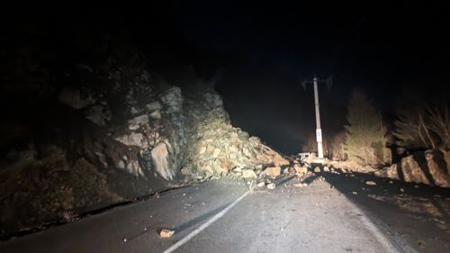 Alunecări de bolovani pe Transalpina / Circulația întreruptă mai sus de Popasul Regelui