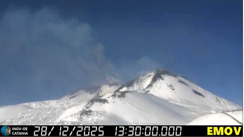 Vulcanul Etna a erupt din nou, acoperit de zăpadă, aruncând lavă și cenușă/ Avertizare roșie pentru aeronavele din zonă