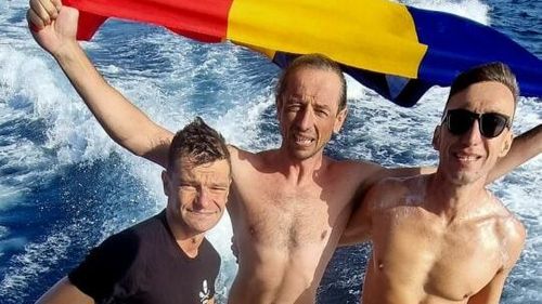 Trei români au traversat cu costume de neopren strâmtoarea Gibraltar, una dintre cele mai dificile zone din lume
