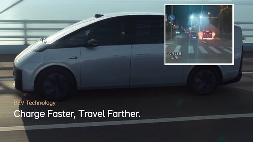 VIDEO O mașină electrică a luat foc în mers la Shanghai / Ce riscuri ascund bateriile cu încărcare rapidă