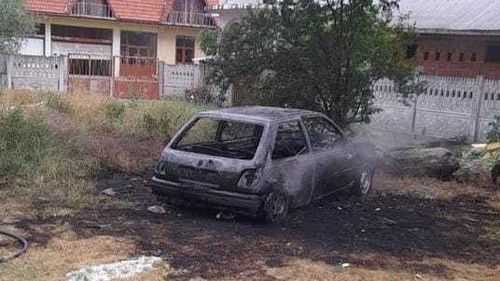 Doi tineri au ajuns la spital cu arsuri după ce au încercat să-și salveze mașina dintr-un incendiu provocat de un scurtcircuit