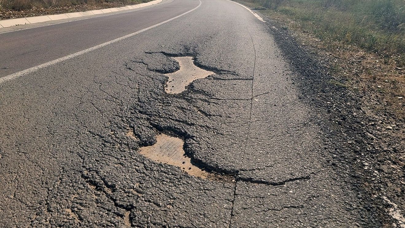 VIDEO Cum arată un drum asfaltat cu 17 milioane de euro de la UE, la un an de la finalizarea lucrărilor: Deja peticit în mai multe locuri, cu gropi și ”valuri” pe un tronson de 20 kilometri/ Explicațiile Consiliului Județean Tulcea (galerie foto)