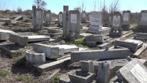 Trei adolescenți din Iași trebuie să plătească despăgubiri de 166.500 de lei după ce au distrus 39 de morminte evreiești / Au scăpat de răspunderea penală, după prescrierea faptelor