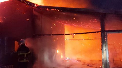 Argeş: Incendiu într-o fabrică de turnare a metalelor neferoase din Piteşti / Mai mulţi muncitori s-au evacuat sau au fost scoşi de pompieri