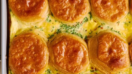 Bacon, ouă și brânză la tavă, un mic dejun ușor de pregătit și sățios, o masă completă și consistentă