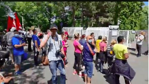 VIDEO Zeci de muncitori români au protestat la Consulatul României din Bonn: Muncim câte 10 ore pe zi pentru 350 de euro pe lună. Ambasadorul Emil Hurezeanu: Noi nu putem acționa în interiorul proprietăților private din Germania