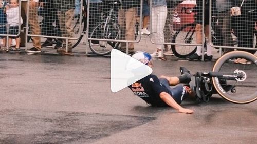 VIDEO Primoz Roglic, din nou la pământ - Căzătură la recunoașterea etapei de contratimp din Turul Italiei