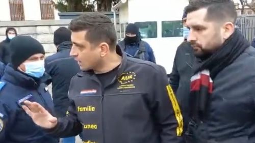 VIDEO Convoiul AUR a trecut pe lângă Ambasada Rusiei claxonând / George Simion s-a oprit puțin, a dat mâna cu jandarmii dar n-a scandat lozinici,  nici n-a afișat pancarte în semn de protest față de Rusia sau solidaritate cu Ucraina