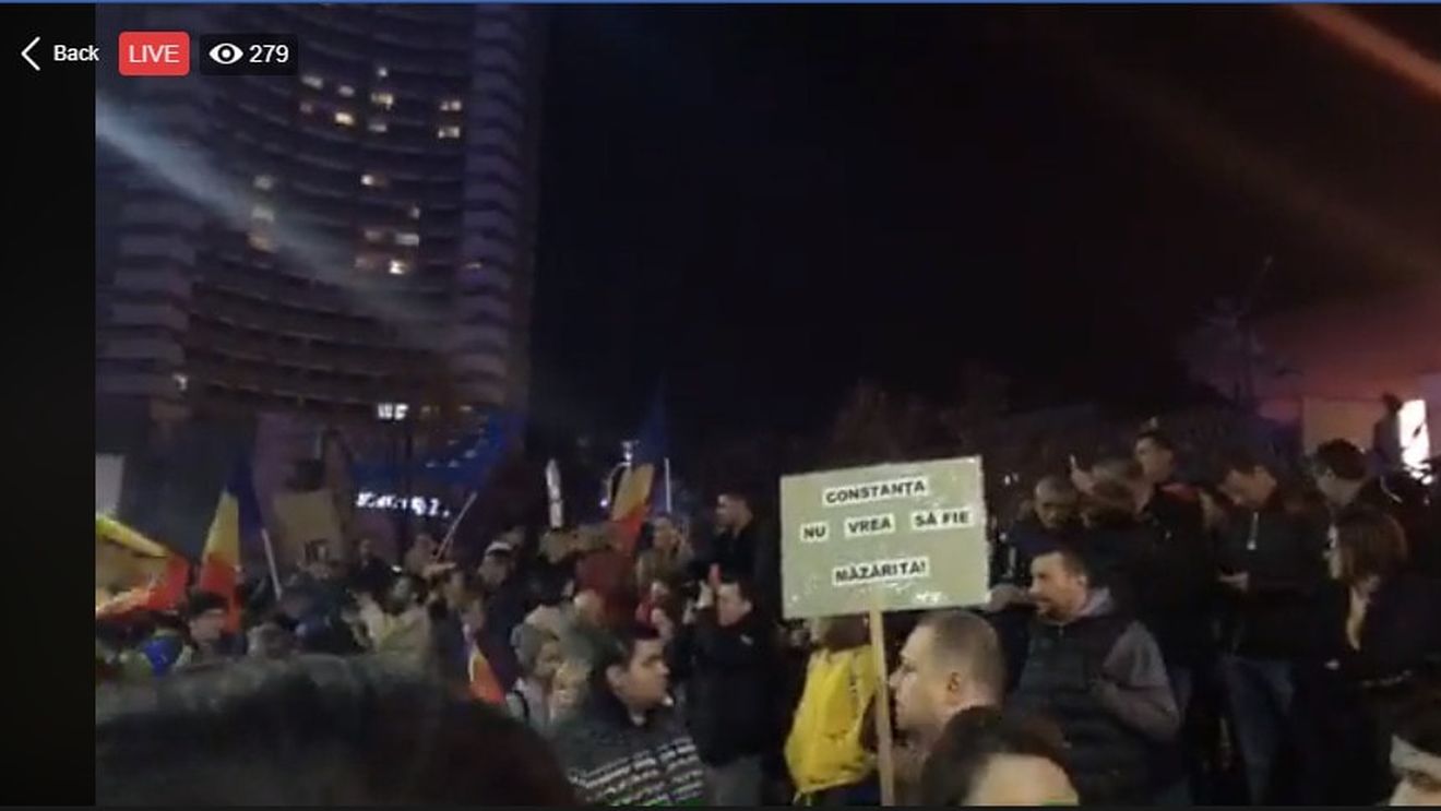 VIDEO Protest în Piața Universității. Printre cei prezenți au fost și politicieni, și artiști. Oamenii au avut mesaje anti-guvernamentale, pro-justiție și pro-Kovesi
