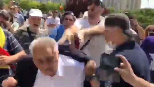 VIDEO Un tânăr l-a îmbrâncit pe Nicolae Bacalbașa la ieșirea din Parlament. Deputatul PSD, escortat de jandarmi