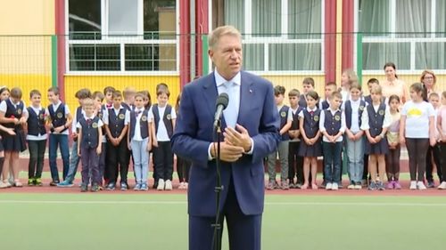 Zeci de elevi din școala vizitată de Klaus Iohannis la Buzău, folosiți pentru imaginea președintelui: au fost puși să stea în soare ca să-l asculte cum vorbește despre drogurile de la festivalul Saga, pensii, inflație și legile securității. La final, aplauze