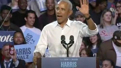 VIDEO Barack Obama a cântat versuri dintr-o melodie a lui Eminem la un miting în sprijinul Kamalei Harris / ”Genunchii tremură, braţele grele, vomă pe puloverul meu deja, spaghetele mamei...”