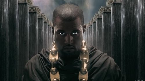 Kanye West vinde tricouri de 20 de dolari cu svastici, pe site-ul său promovat la Super Bowl