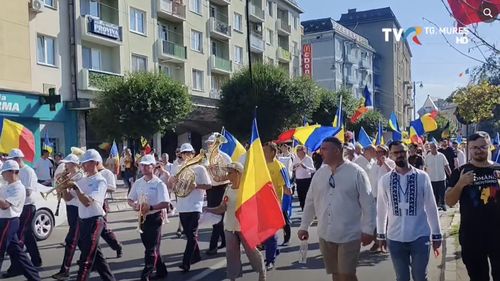 Sute de oameni au participat la Marșul Tricolorului, organizat la Târgu Mureș de extemiștii de la AUR