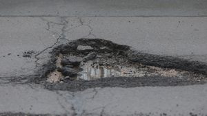 GALERIE FOTO Bucureștiul, ca după bombardament după episodul de iarnă / Primăriile, întrebate despre reparații