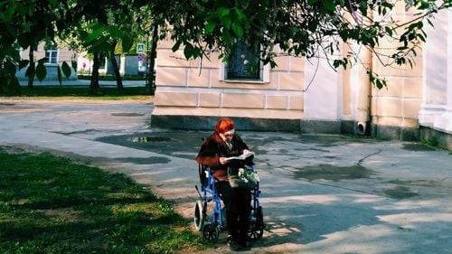 INFOGRAFIC Cum a lovit COVID-19 în persoanele vulnerabile din România. Peste 11% din decese și 7% din infectări, înregistrate în căminele de bătrâni